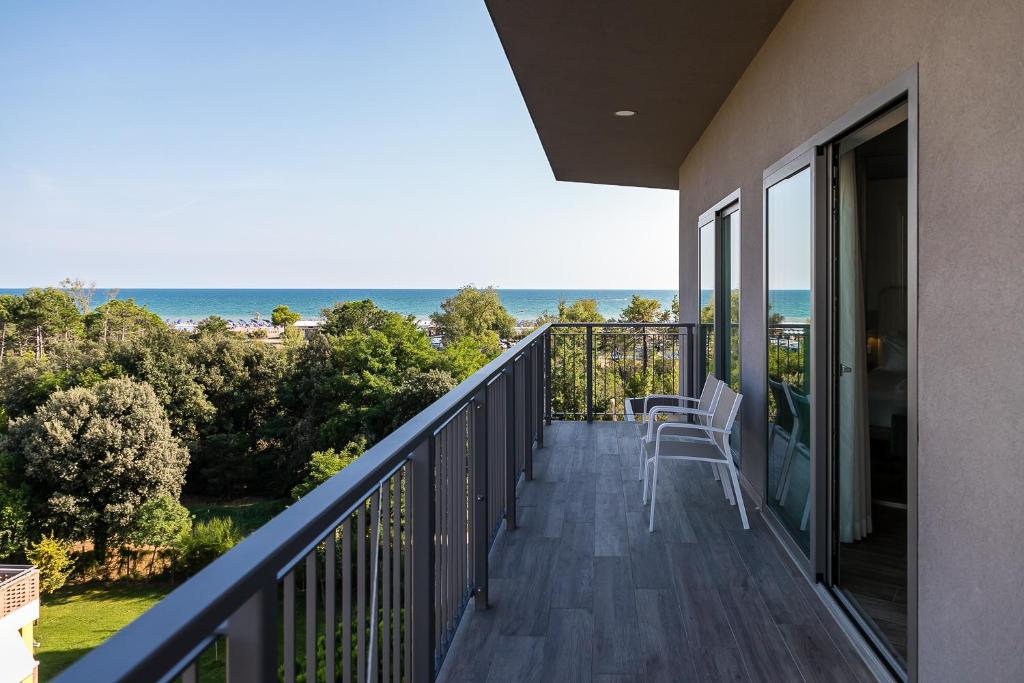 un balcon avec vue sur l'océan dans l'établissement Mediterranee Family Hotel & Spa, à Bibione