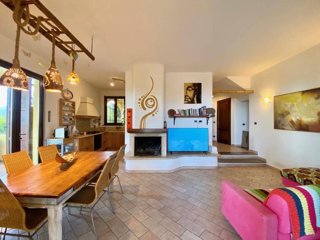 un salon avec une table et une cheminée dans l'établissement Villa Toscagialla, à San Vincenzo