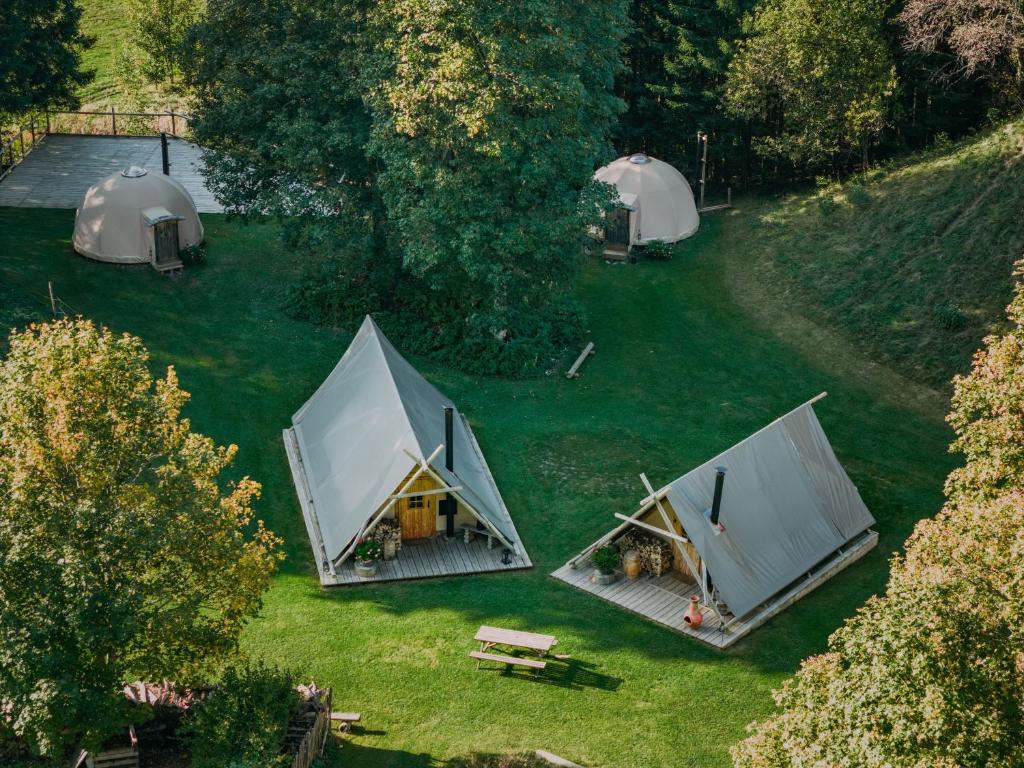 Vue de tête de trois tentes dans un champ dans l'établissement Altipik - Lodges Insolites, à Mont-Saxonnex 23 autres photos