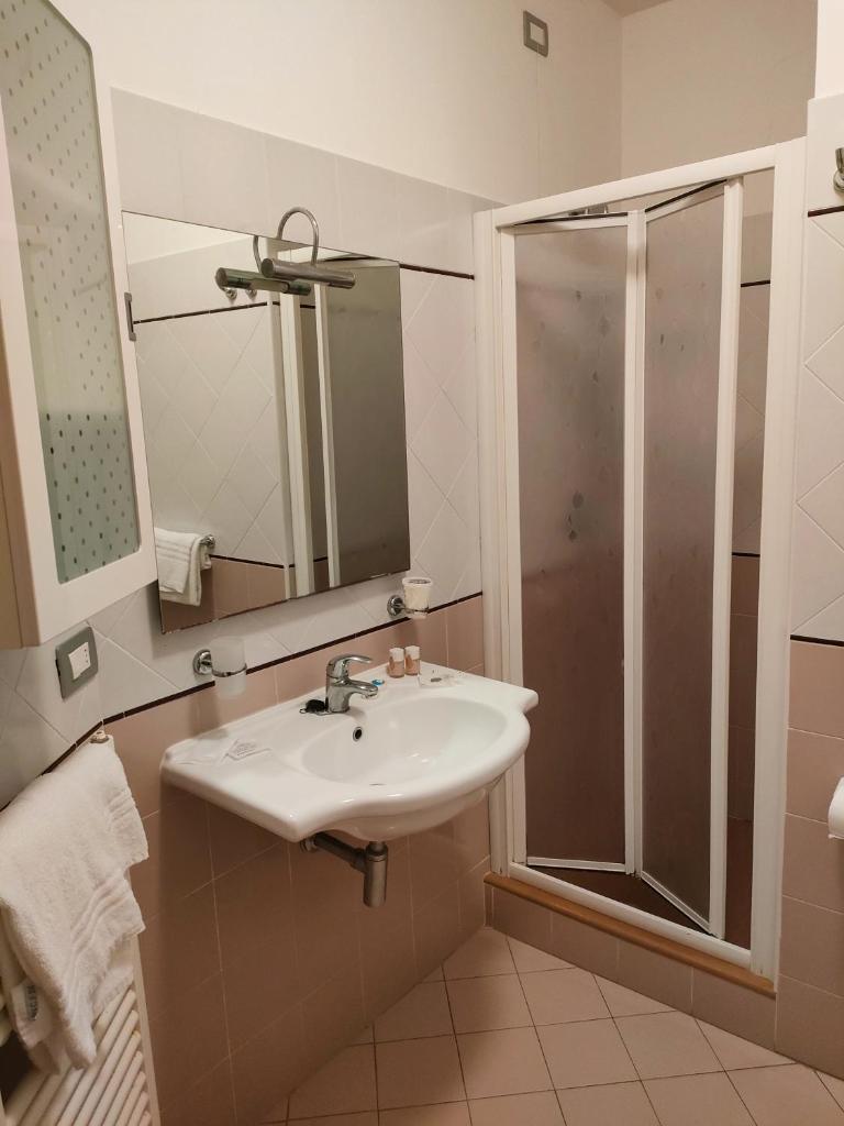 une salle de bain avec un lavabo et une douche dans l'établissement Casa Del Mar, à Roseto degli Abruzzi
