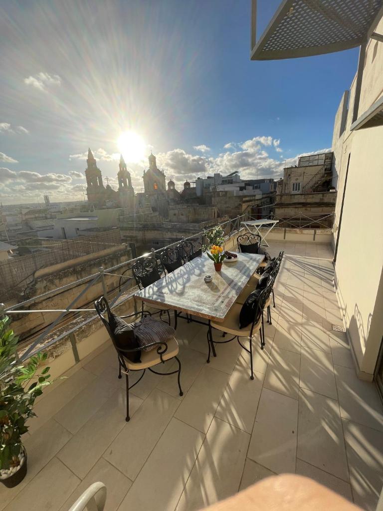 Sliema Cozy Townhouse with Rooftop View, Prime Spot 4