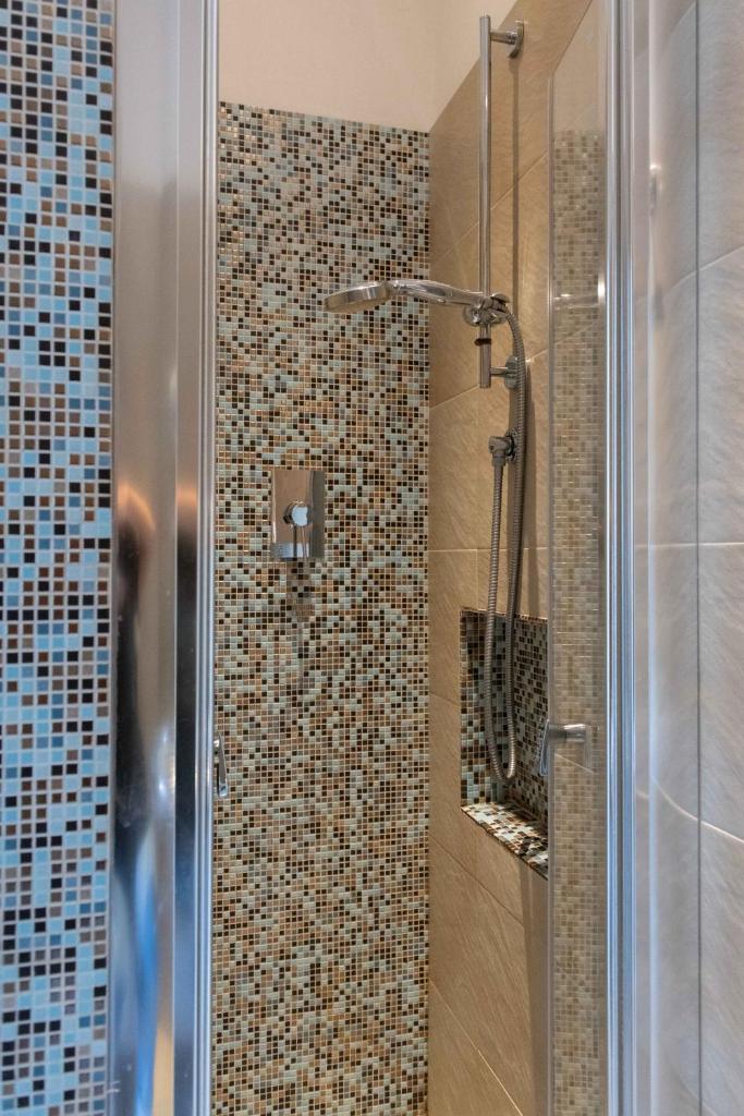 une salle de bain avec douche en mosaïque dans l'établissement Hotel Smart Cervia B&B, à Cervia 196 autres photos