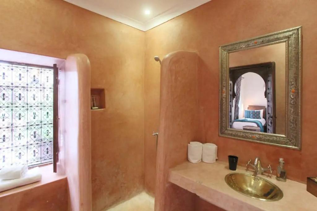 une salle de bain avec un lavabo et un miroir dans l'établissement Riad of the Moon, à Marrakech 37 autres photos