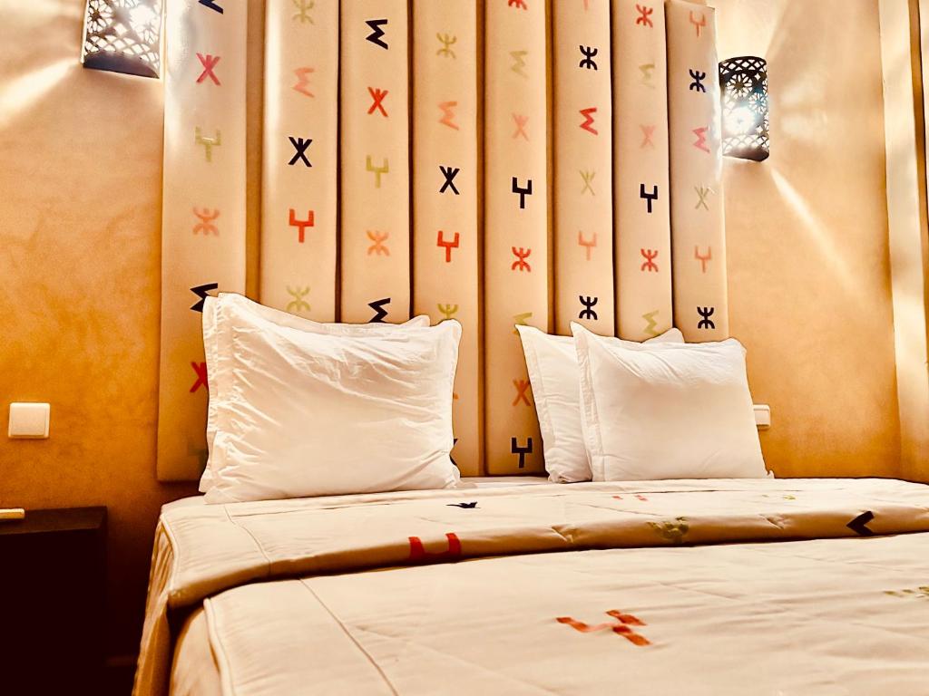 une chambre d'hôtel avec un lit et deux oreillers dans l'établissement Riad Radia, à Marrakech
