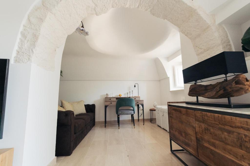 un salon avec un canapé et une table dans l'établissement Trulli Greta, luxury villa with wonderful pool, à Martina Franca