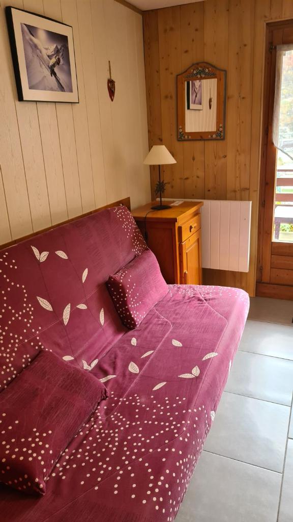 une chambre avec un lit avec une couette violette dans l'établissement Chalet La Piste Bleu, à Saint-Gervais-les-Bains
