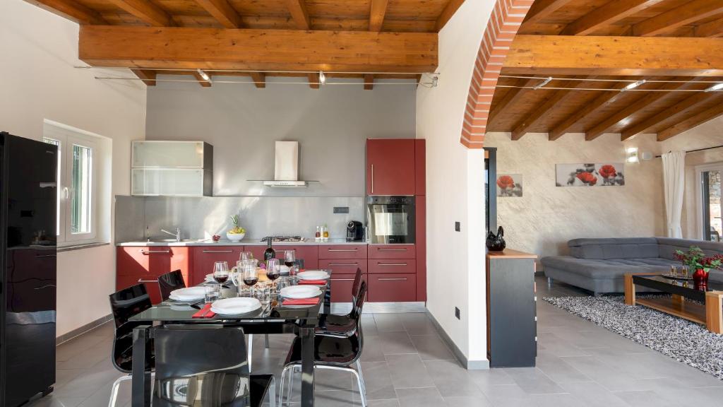une cuisine et une salle à manger avec une table et des chaises dans l'établissement VILLA VITTORIO 6&2 Emma Villas, à Imperia