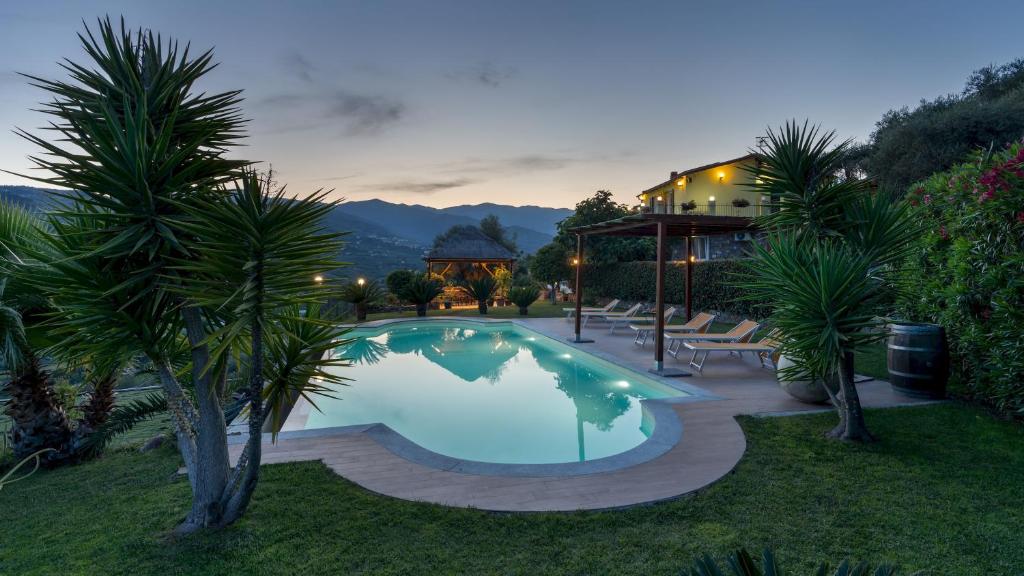 une piscine dans la cour d'une maison dans l'établissement VILLA VITTORIO 6&2 Emma Villas, à Imperia