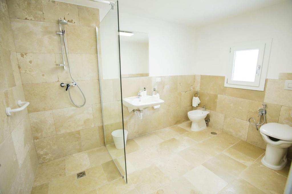 une salle de bain avec une douche, des toilettes et un lavabo dans l'établissement Villa Gabriella by Villa Plus, à Carovigno 25 autres photos