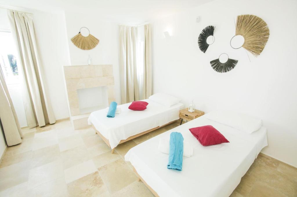 une chambre avec deux lits et une cheminée dans l'établissement Villa Gabriella by Villa Plus, à Carovigno