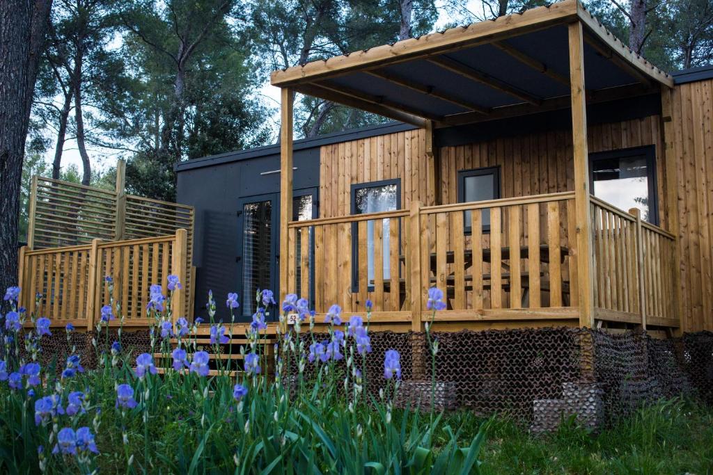 une petite maison dans un jardin avec des fleurs violettes dans l'établissement Youcamp Village - Marseille Provence, à Aubagne 37 autres photos