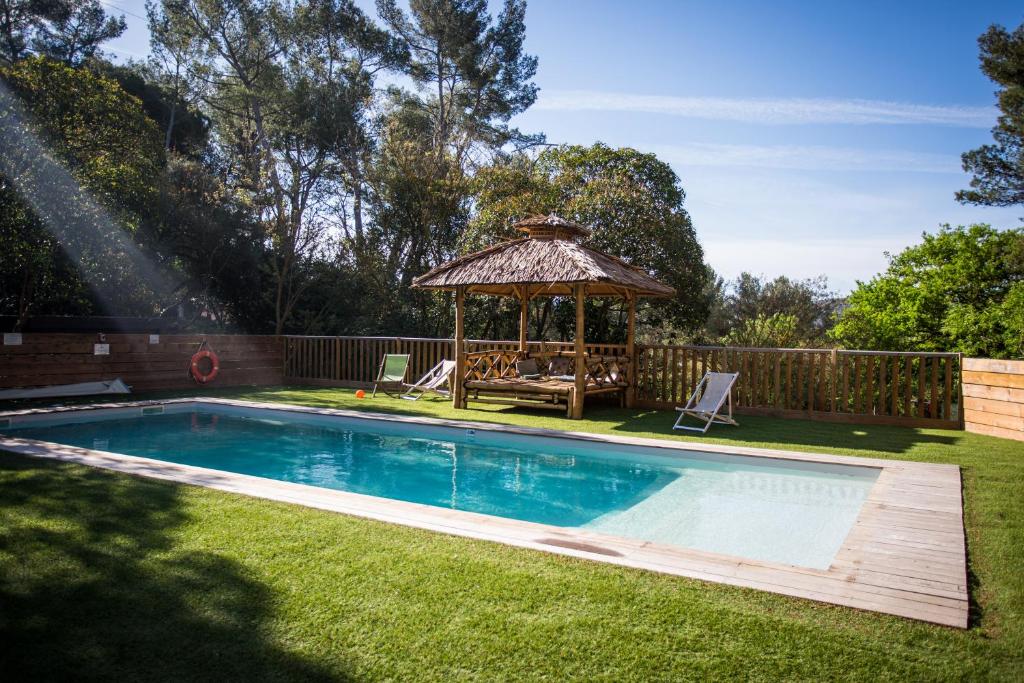 - une petite piscine avec un kiosque à côté d'une cour dans l'établissement Youcamp Village - Marseille Provence, à Aubagne