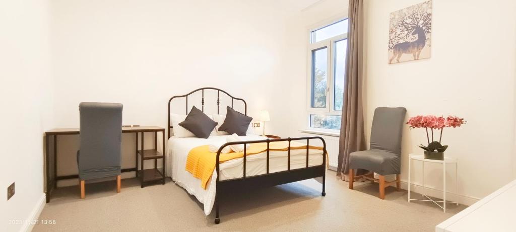 Spacious Villa with Garden & Parking 6 Mins to Station 2