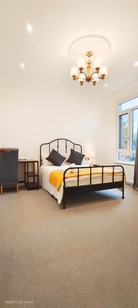Spacious Villa with Garden & Parking 6 Mins to Station 6