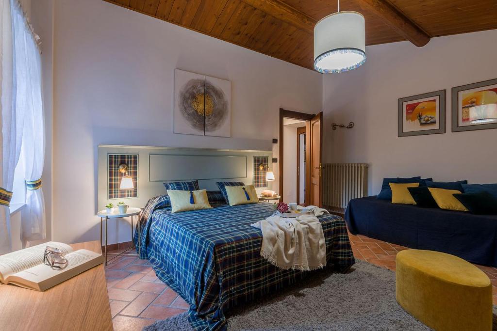 une chambre avec un lit et un canapé dans l'établissement Villa Durante, à Cagli