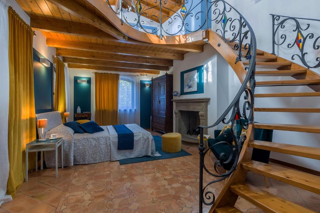 une chambre avec un lit et un escalier dans l'établissement Villa Durante, à Cagli