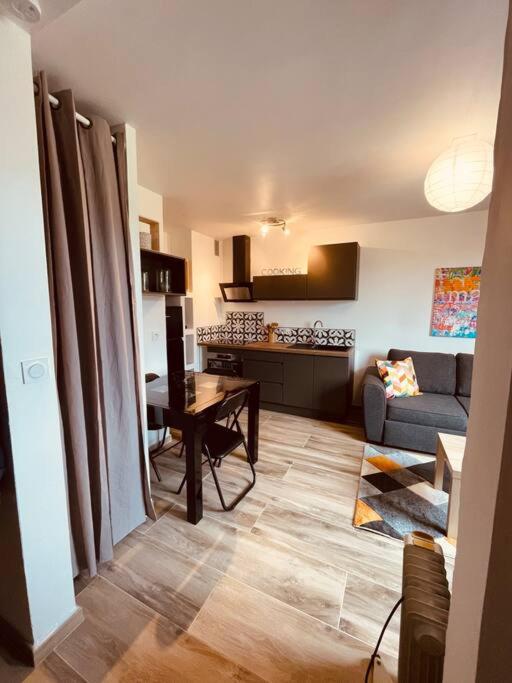 un salon avec un canapé et une table dans l'établissement Appartement superdevoluy, à Saint-Étienne-en-Dévoluy