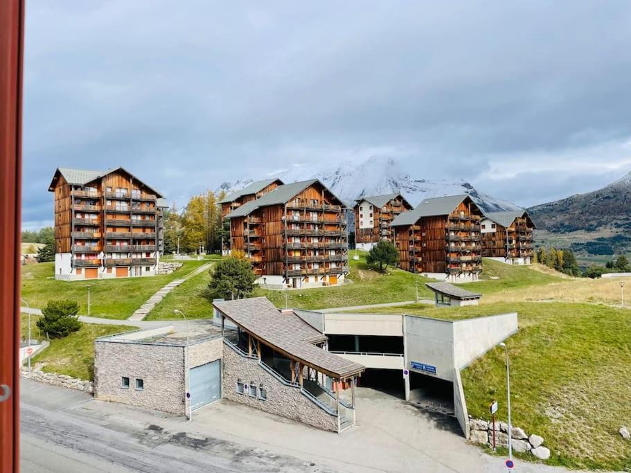 une vue aérienne sur un complexe d'appartements avec des bâtiments dans l'établissement Appartement superdevoluy, à Saint-Étienne-en-Dévoluy
