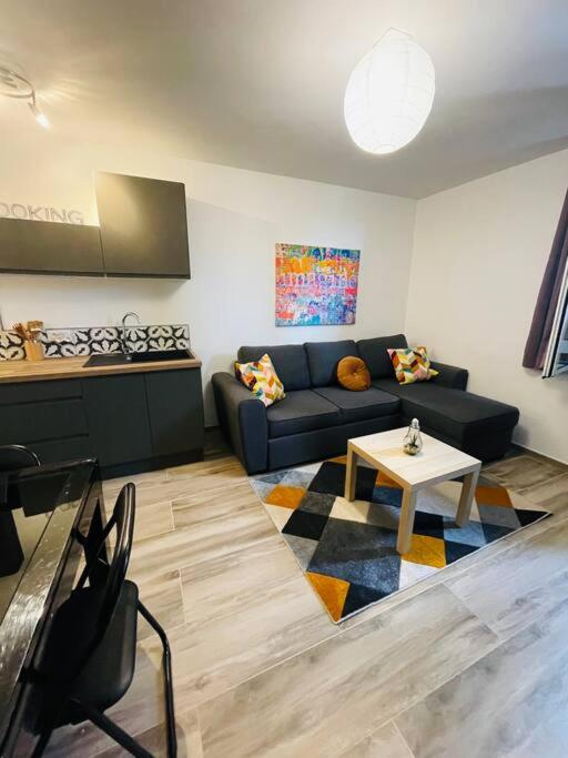 un salon avec un canapé bleu et une table dans l'établissement Appartement superdevoluy, à Saint-Étienne-en-Dévoluy
