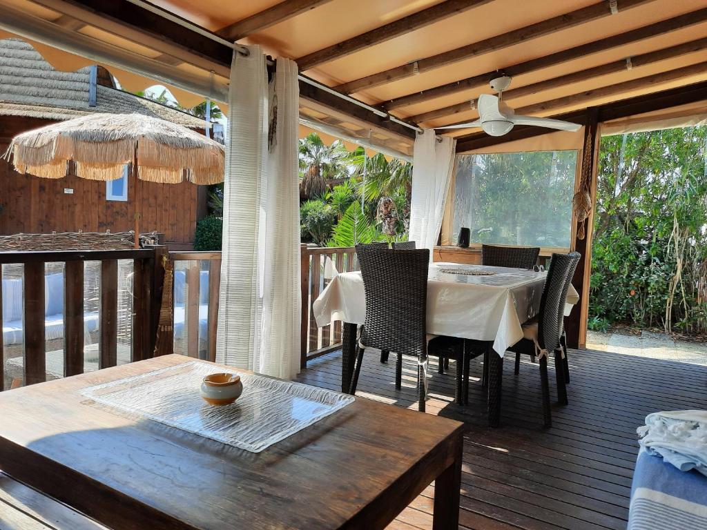 Photo de la galerie de l'établissement Ramatuelle, Plage de Pampelonne, Bungalow La Toison d Or Saint Tropez 4D05, à Saint-Tropez
