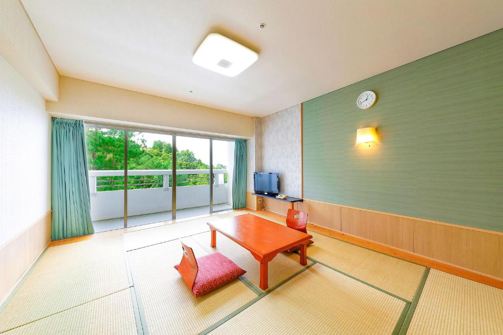 un salon avec une table et une fenêtre dans l'établissement Ooedo Onsen Monogatari Hotel Reoma no Mori, à Marugame 37 autres photos