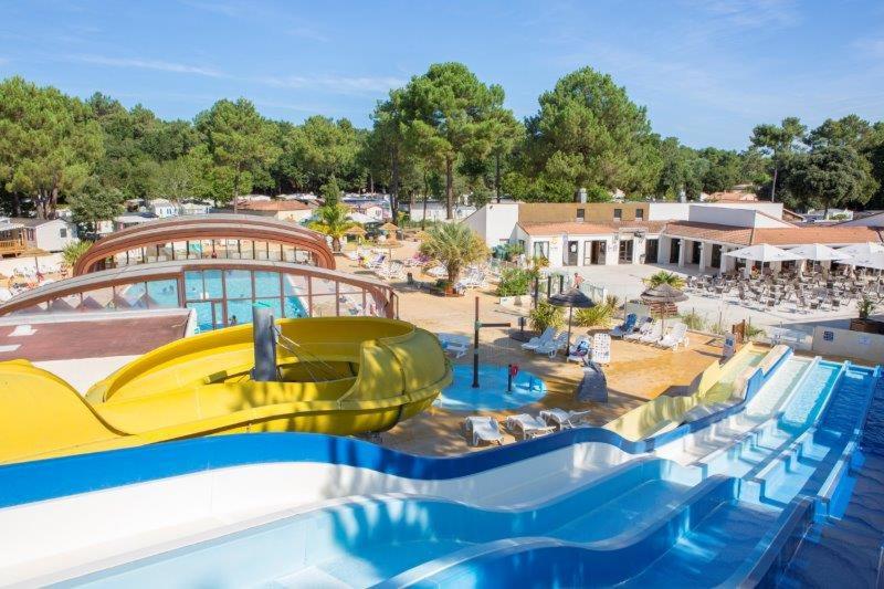 - un toboggan dans un complexe avec un parc aquatique dans l'établissement Mobil-Home Seignosse, à Seignosse