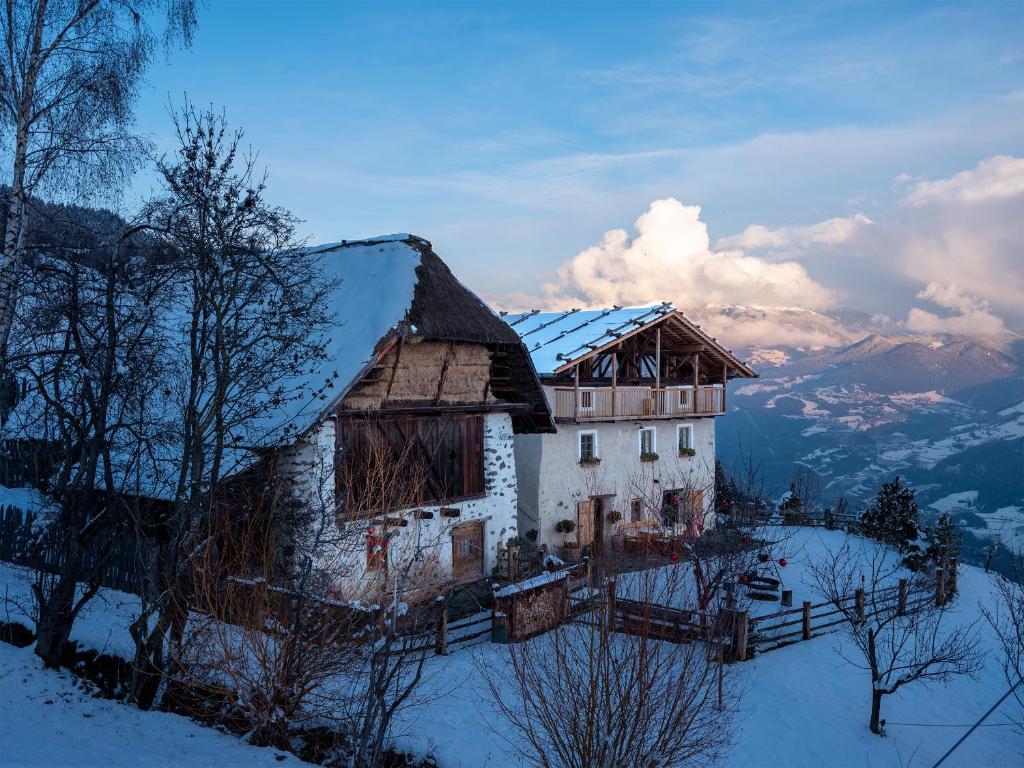 une maison au sommet d'une montagne enneigée dans l'établissement Felder Alpin Lodge, à Villandro