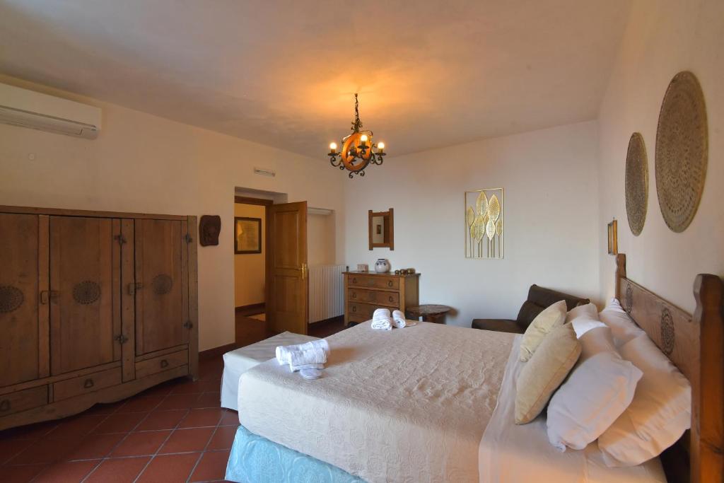 - une chambre avec un lit blanc et un lustre dans l'établissement Villa Eustachio, à Scala 54 autres photos