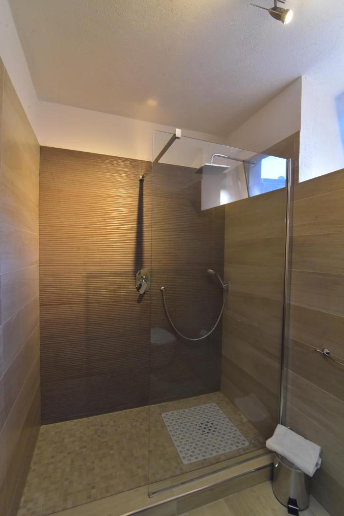 une salle de bain avec une douche avec une porte vitrée dans l'établissement Villa Eustachio, à Scala