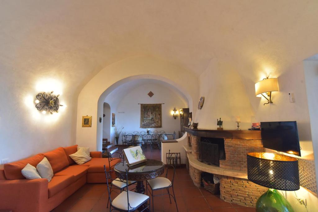 un salon avec un canapé et une cheminée dans l'établissement Villa Eustachio, à Scala