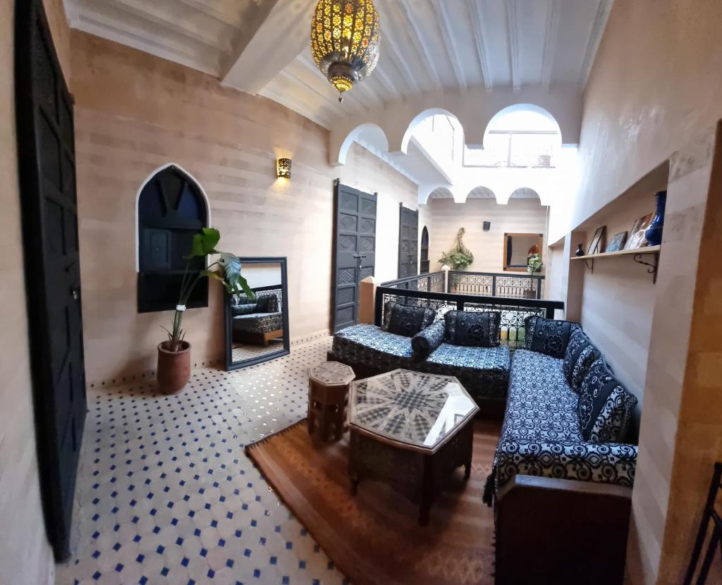 un salon avec un canapé et une table dans l'établissement Riad Black Doors, à Marrakech