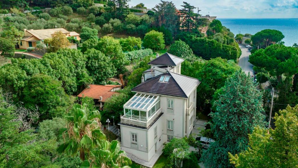 une vue aérienne d'une maison sur une colline dans l'établissement VILLA LIBERTY ALBISOLA 6&2, Emma Villas, à Albisola Superiore