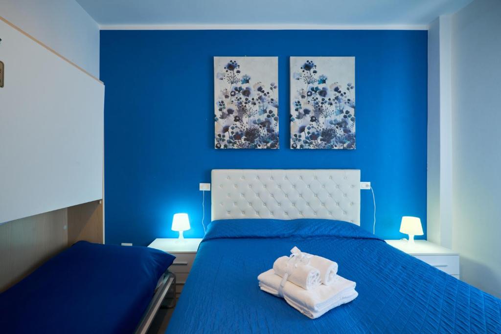 - une chambre bleue avec un lit et des serviettes dans l'établissement Hotel Villa Del Mar, à Bibione 115 autres photos