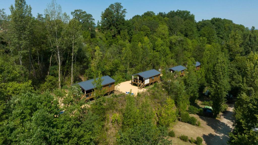 - une vue aérienne sur une maison dans les bois dans l'établissement Camping de la Bageasse, à Brioude