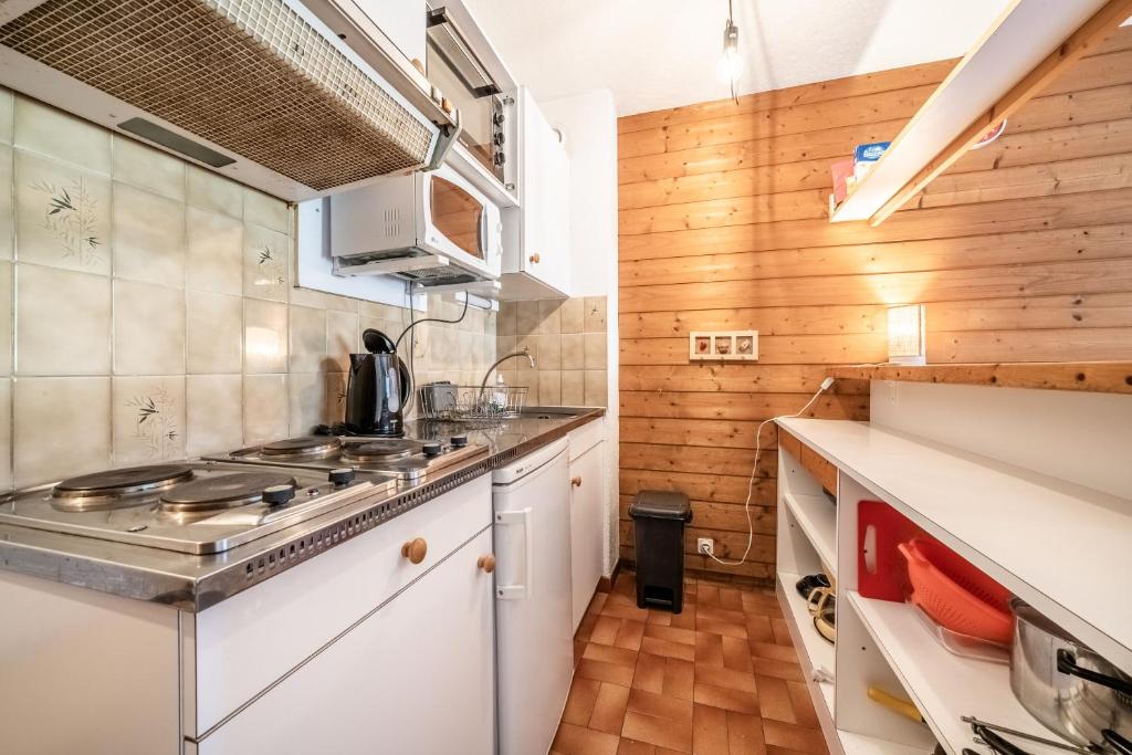 Il comprend une petite cuisine équipée d'une cuisinière et d'un évier. dans l'établissement Studio Chatel - Au pieds du Linga, à Châtel