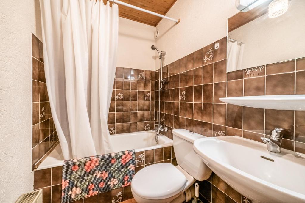 une salle de bain avec toilettes, lavabo et baignoire dans l'établissement Studio Chatel - Au pieds du Linga, à Châtel