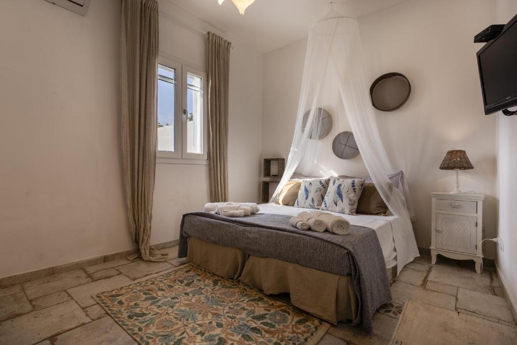 une chambre avec un lit à baldaquin dans l'établissement Villa Alexandra - IsulaTravel, à Ispica