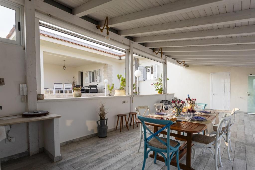 une salle à manger avec une table et des chaises dans l'établissement Villa Alexandra - IsulaTravel, à Ispica
