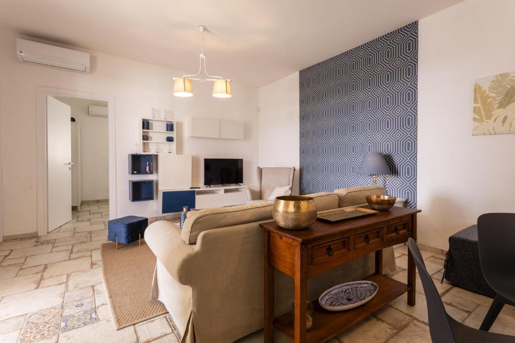 un salon avec un canapé et une table dans l'établissement Villa Alexandra - IsulaTravel, à Ispica