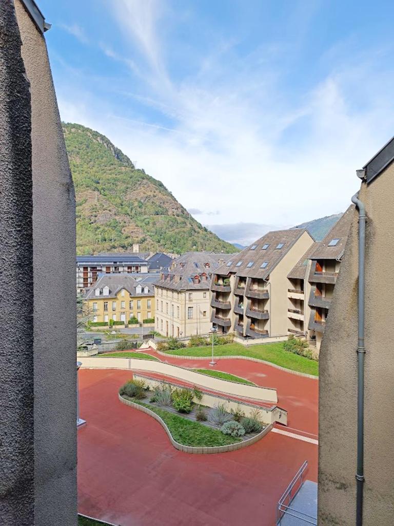- une vue sur une ville avec des bâtiments et un terrain de basket dans l'établissement Frolise, T2, centre, wifi, parking couvert gratuit, 4 personnes, à Luchon