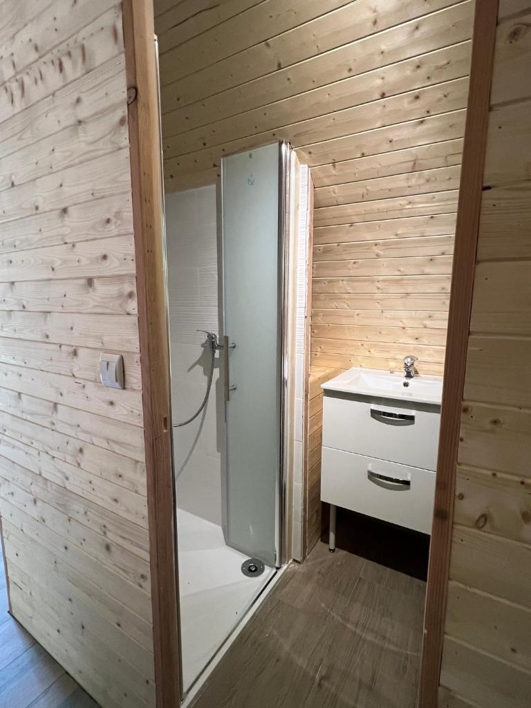 une salle de bain avec douche et lavabo dans l'établissement La Cabane enchantée, Mas Favières, à Notre-Dame-de-la-Rouvière