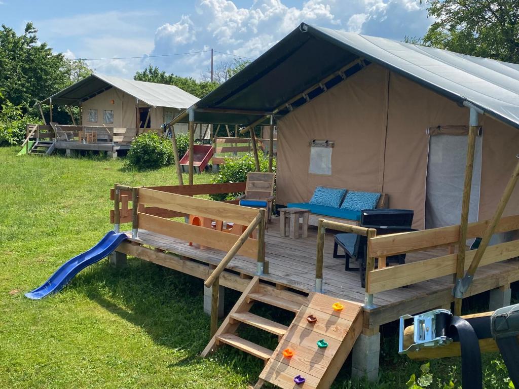 Photo de la galerie de l'établissement Glamping Place de la Famille, à Jayac