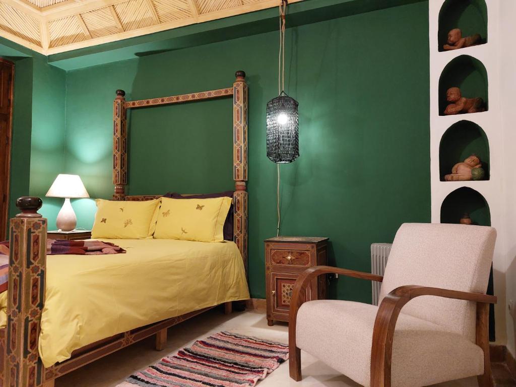- une chambre verte avec un lit et une chaise dans l'établissement Riad Jenaï L'Authentique, à Marrakech 37 autres photos