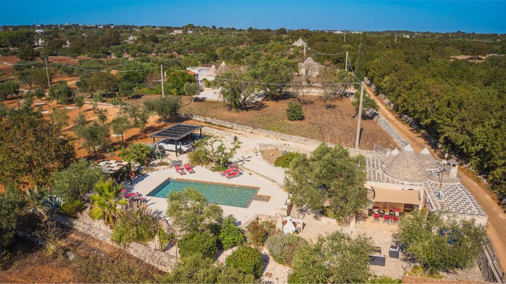 une vue aérienne d'une piscine dans un complexe hôtelier dans l'établissement HelloApulia Trulli Serena, à Alberobello