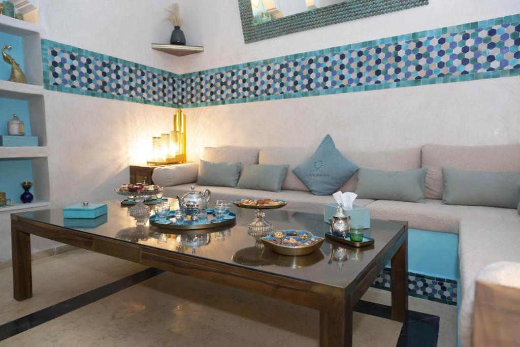 un salon avec un canapé et une table dans l'établissement Riad La Rose Orientale Marrakech, à Marrakech