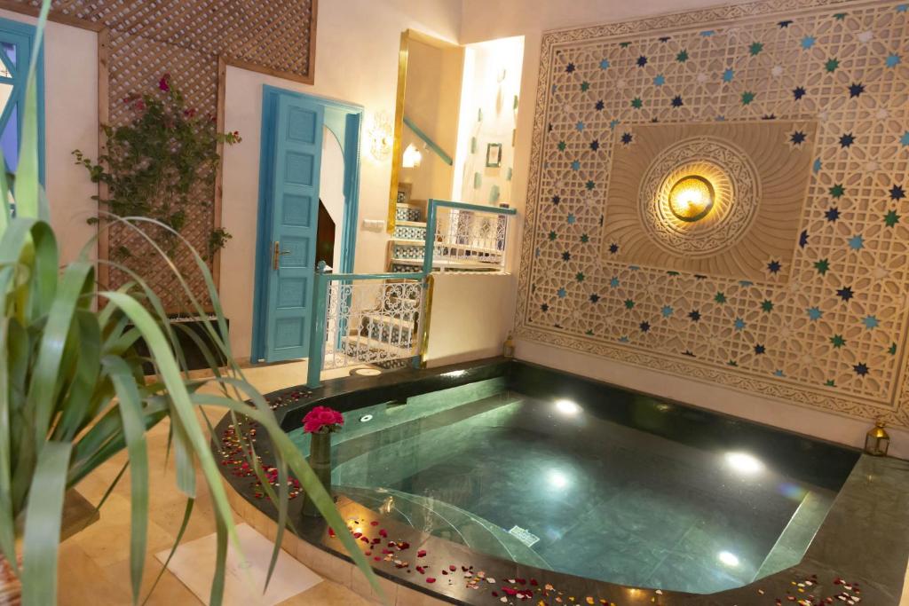 - une piscine dans une maison dotée d'un mur en carrelage dans l'établissement Riad La Rose Orientale Marrakech, à Marrakech 11 autres photos