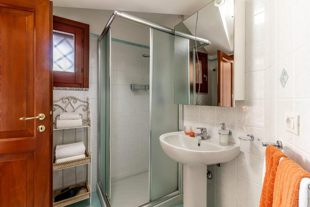 une salle de bain avec un lavabo et une douche en verre dans l'établissement Villa Gemma Torre delle Stelle Coast with infinity pool panoramic terraces and garden, à Torre delle Stelle