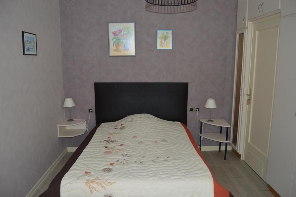 - un lit dans une chambre avec 2 tables de nuit et 2 lampes dans l'établissement GITE LES CHATAIGNIERS, à Haegen 19 autres photos