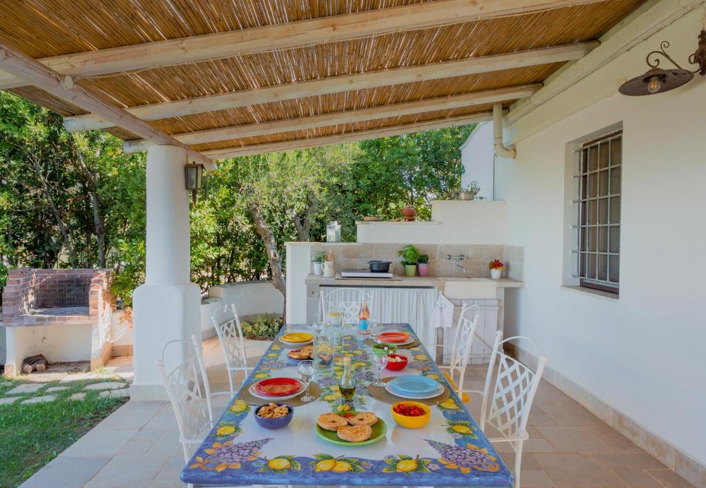 - une table avec des assiettes de nourriture sur une terrasse dans l'établissement Trulli La Formosa - The Fab Stay, à Ostuni