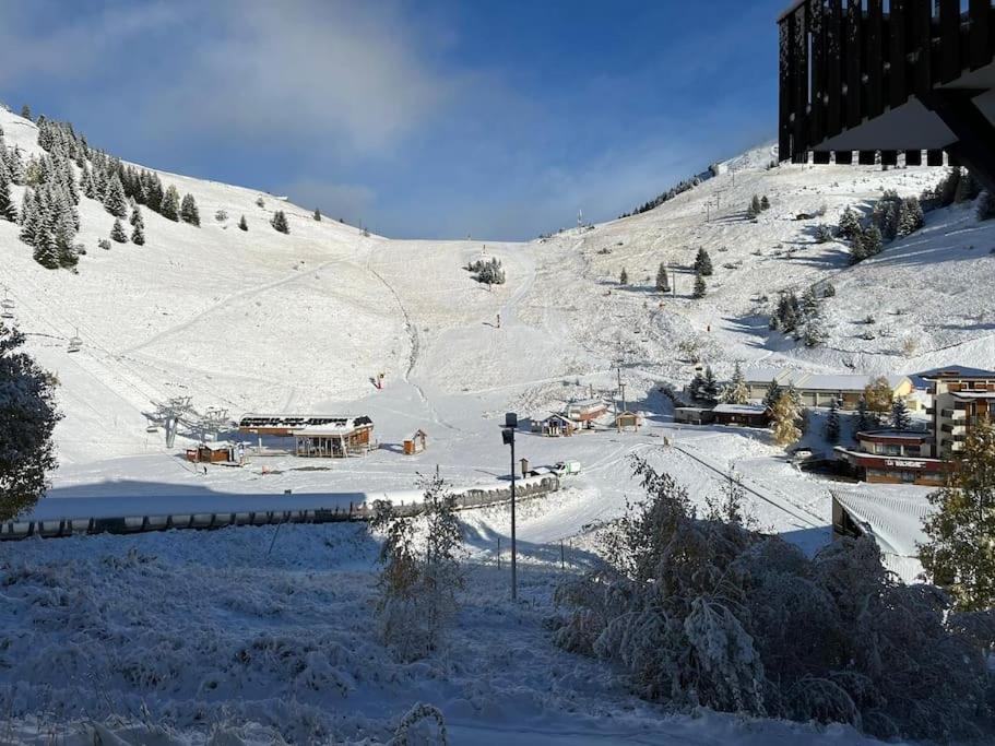 d'une montagne enneigée avec un lodge de ski. dans l'établissement Le studio des oursons, à Auris